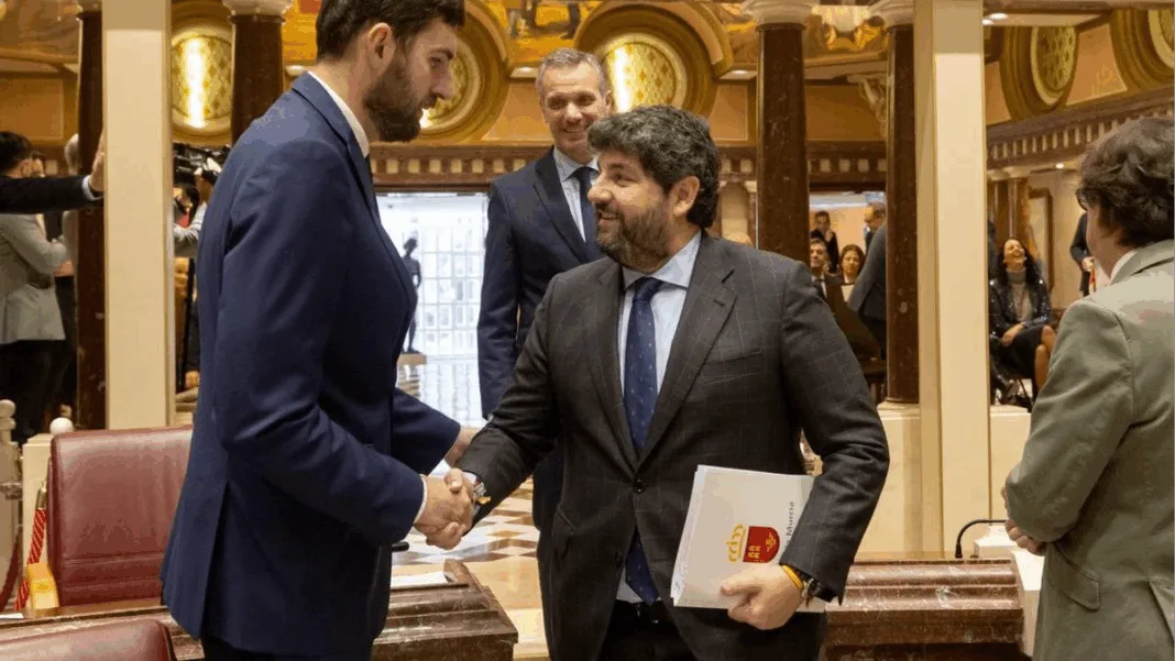 El PSOE pregunta al Gobierno regional por ceder ante Vox en el Mar Menor, los menores migrantes y el desmantelamiento del Estado del bienestar El PSOE pregunta al Gobierno regional por ceder ante Vox en el Mar Menor, los menores migrantes y el desmantelamiento del Estado del bienestar