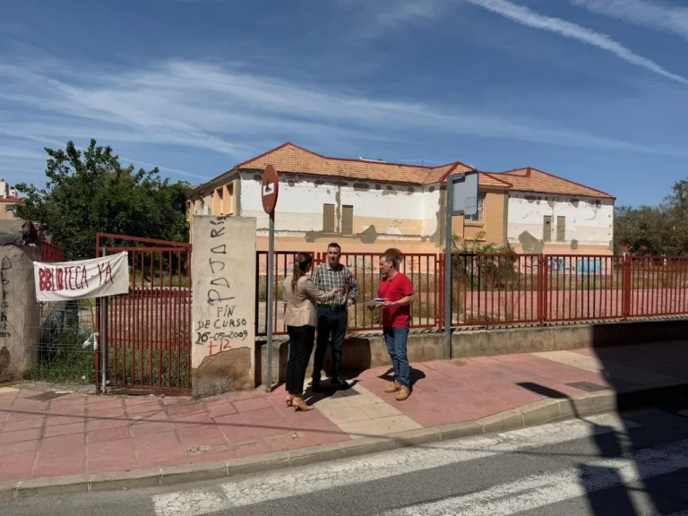 El PSOE acusa al PP de mantener paralizada la nueva biblioteca de El Palmar cinco años después de prometerla