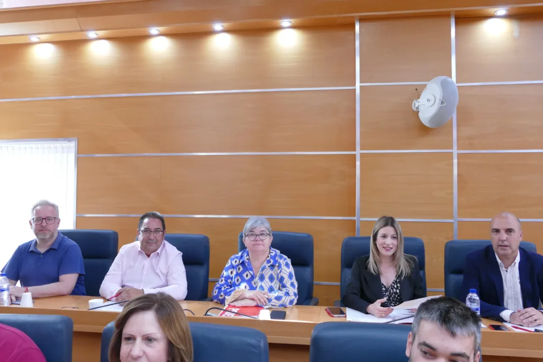 Los socialistas denuncian la devolución de fondos del Plan Corresponsables, el rechazo a soluciones hídricas y la falta de compromiso con los derechos LGTBIQ+ Los socialistas denuncian la devolución de fondos del Plan Corresponsables, el rechazo a soluciones hídricas y la falta de compromiso con los derechos LGTBIQ+
