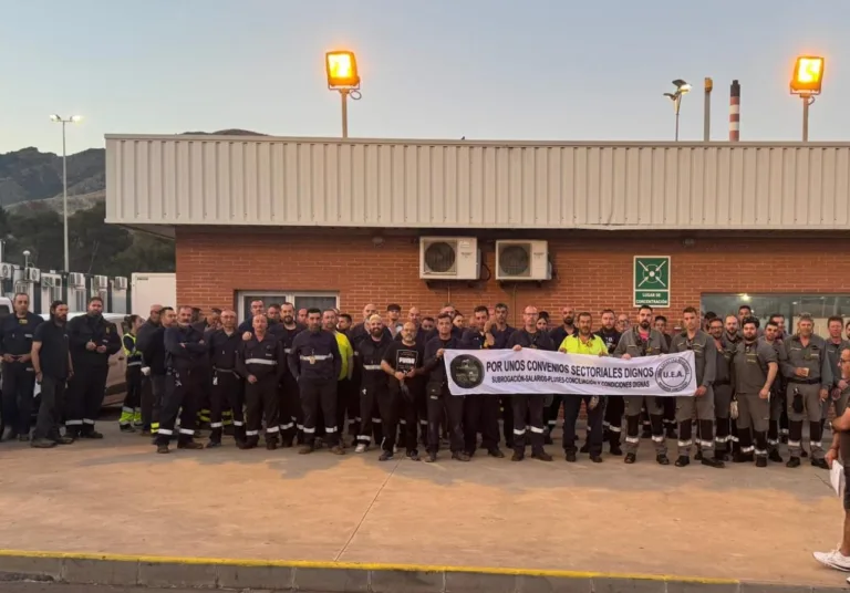 Los trabajadores de la industria auxiliar intensifican sus protestas en Cartagena con una gran concentración frente a la Asamblea Regional