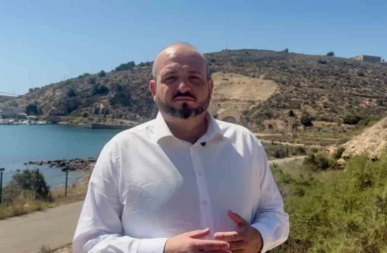 El PSOE exige el acondicionamiento urgente de la playa urbana del Espalmador tras un año de abandono institucional