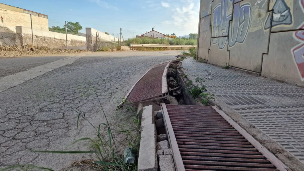 El PSOE de Lorca denuncia el abandono de la Avenida Sutullena y exige un plan urgente de limpieza y mantenimiento El PSOE de Lorca denuncia el abandono de la Avenida Sutullena y exige un plan urgente de limpieza y mantenimiento