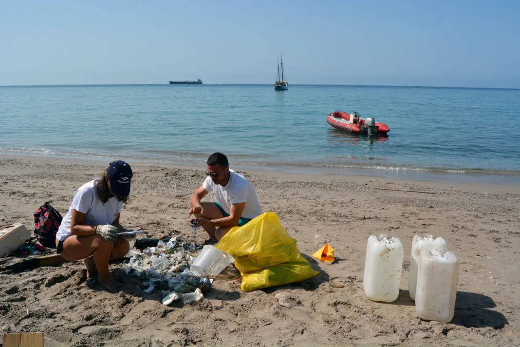 2025_ANSE-LimpiezaFatares La “basuraleza” sigue fuera de control: ANSE retira 2.000 residuos en Cartagena y alerta del impacto de los plásticos en la Región de Murcia