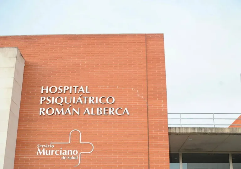 UGT denuncia el cierre de una planta psiquiátrica en el Hospital Román Alberca y alerta de recortes