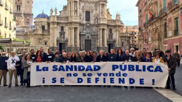 La Asociación en Defensa de la Sanidad Pública de la Región de Murcia denuncia que los presupuestos de 2025 son “tarde, dañinos, insuficientes y opacos”