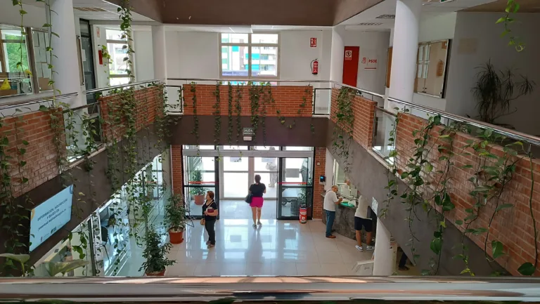 Asamblea general de funcionarios en Molina de Segura por la parálisis del gobierno local de PP y VOX