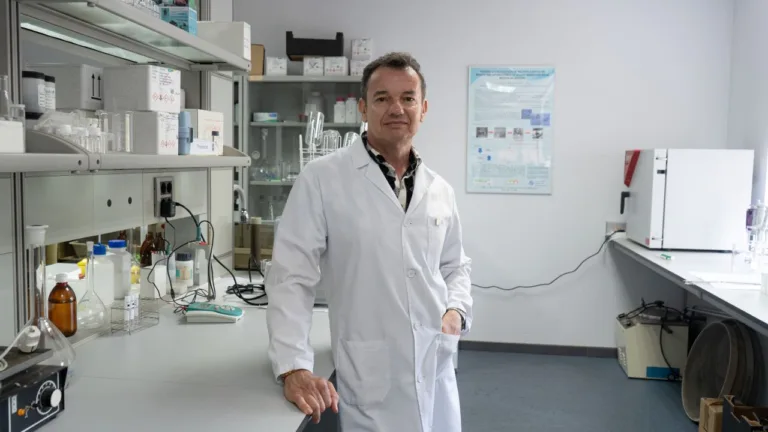 El hallazgo confirma que las fibras y polímeros inhalados atraviesan las vías respiratorias y llegan a la membrana pulmonar