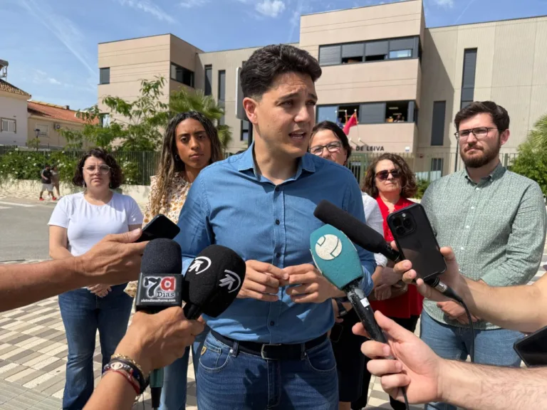 El PSOE exige a López Miras que actúe ya ante el calor extremo en las aulas y deje de poner en riesgo la salud del alumnado