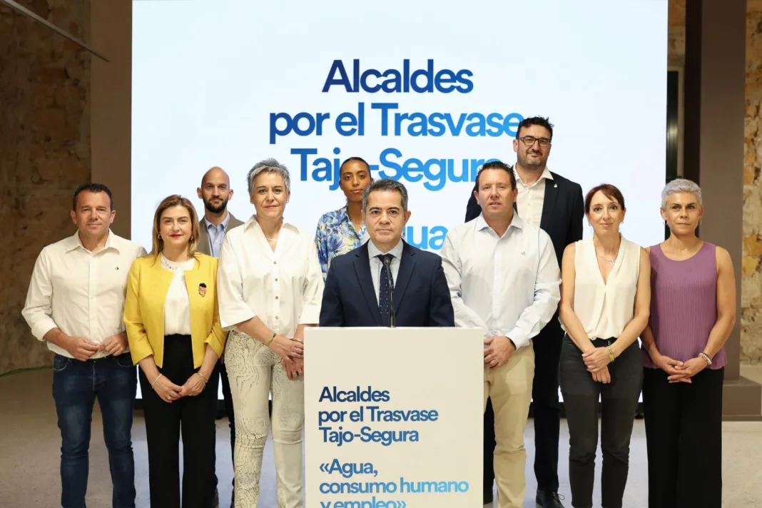FOTO_alcaldesPSOE El PSOE reivindica el trasvase Tajo-Segura pero reclama sumar desalación, depuración y modernización frente al cambio climático