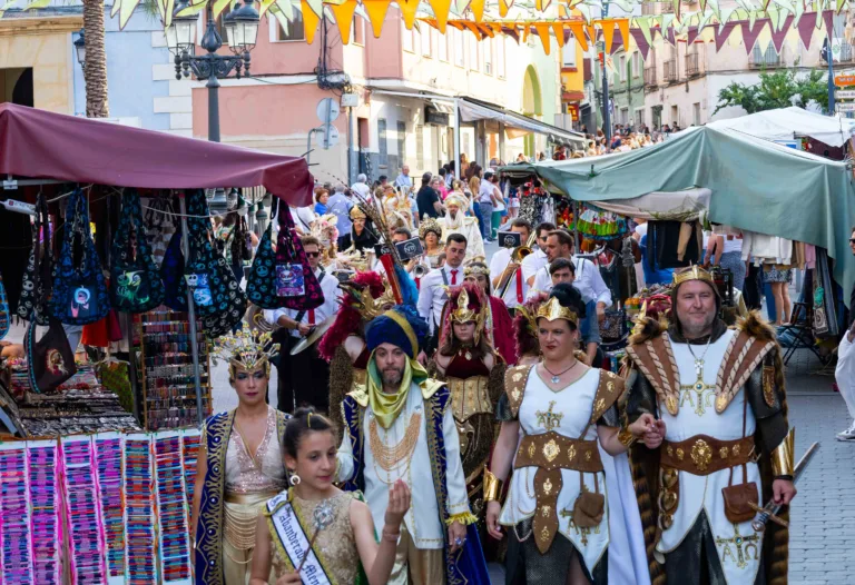 Calasparra se sumerge en su historia con un desfile medieval multitudinario y espectacular