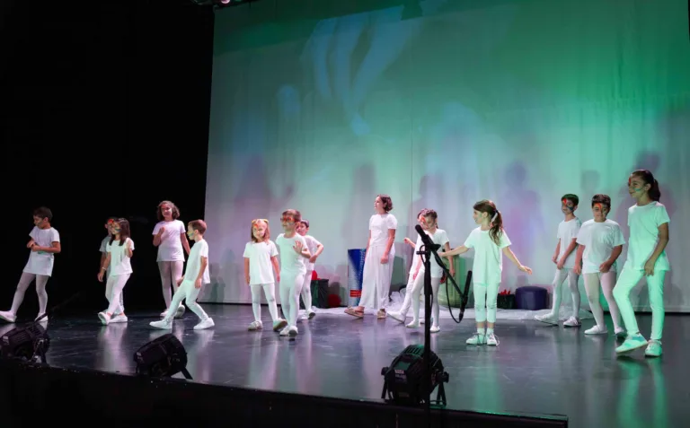 El Taller Municipal de Comediantes Infantil llena de magia y mensaje el Auditorio de Calasparra con “Todo se mueve, todo se siente”