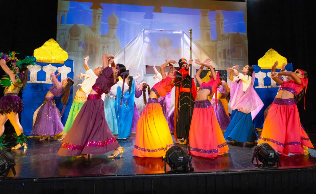 Éxito rotundo del musical “Aladdín” en Calasparra con un auditorio entregado y lleno absoluto