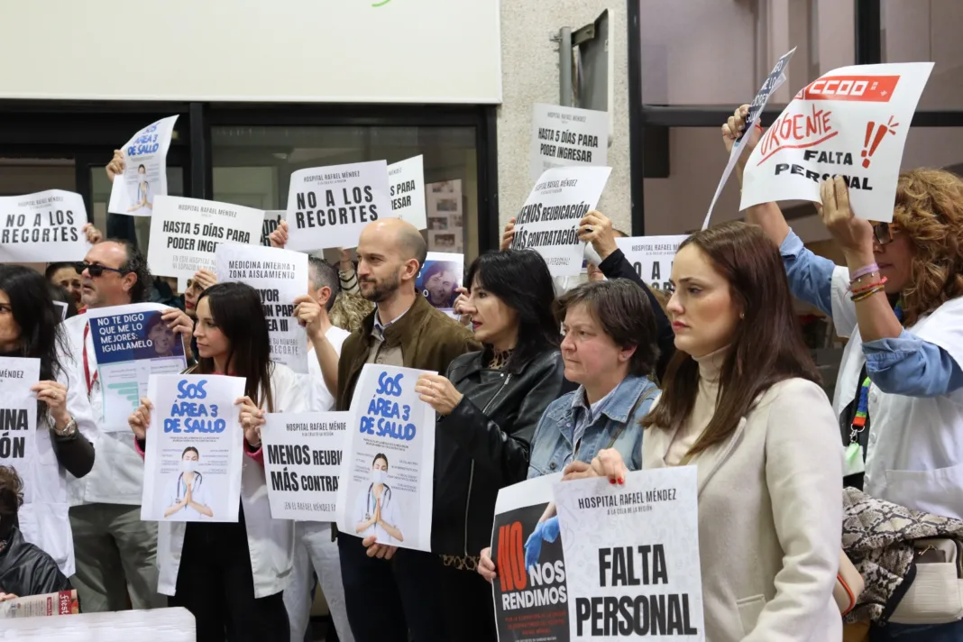Imagen Archivo Manifestación Personal Sanitario Rafael Méndez El Hospital Rafael Méndez afronta un verano negro por el colapso y la falta de camas, según denuncia el PSOE de Lorca