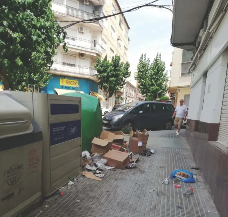 Podemos-Cieza denuncia el incumplimiento del acuerdo plenario para un plan integral de limpieza viaria en el municipio