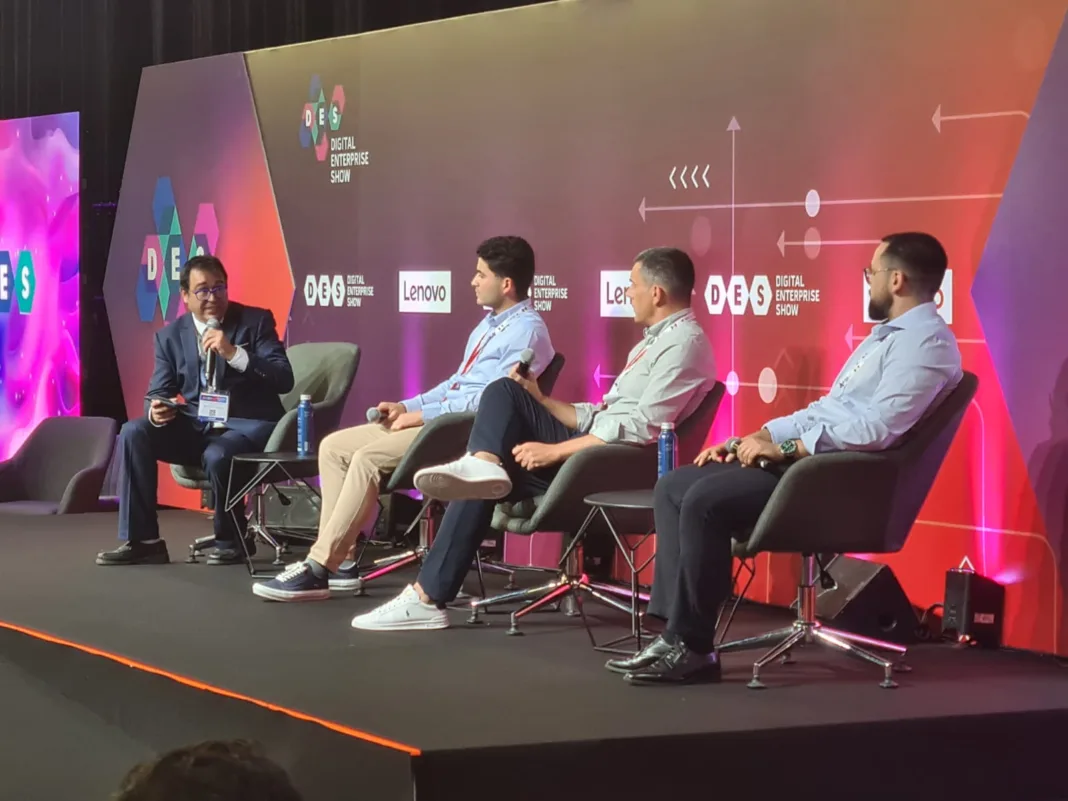 José Hernández en la mesa redonda celebrada en el DES25 (2) La FNDB refuerza su papel como puente entre tecnología, empresa y sociedad con una asamblea internacional y una agenda innovadora