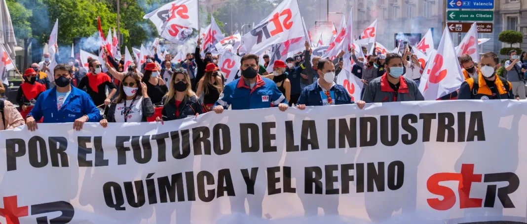 Manifestación del sindicato SRT La Plataforma para la Subrogación de Empresas Auxiliares no respalda la huelga indefinida convocada por UGT en el metal