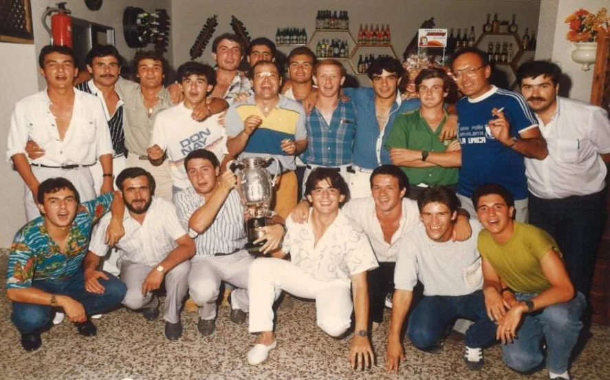 Pantilla del Club Deportivo Naval con la copa del Campeonato de España Sub-23 Cartagena homenajea al Naval en el 40 aniversario de su histórica victoria en el Campeonato de España Sub-23