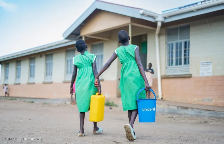 Una de cada tres niñas y niños en el mundo sigue sin acceso a servicios esenciales, denuncian organizaciones de infancia mientras se decide el futuro financiero global en Sevilla