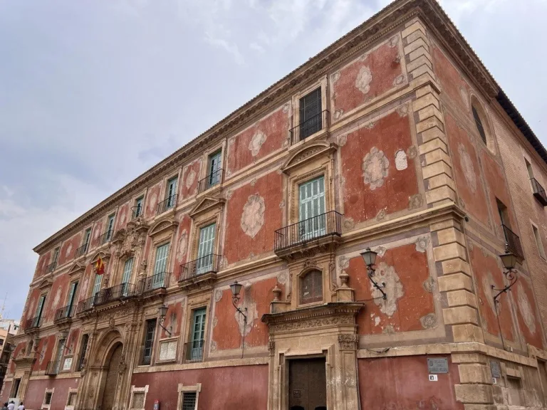 Cultura da la razón a Huermur y ordena al Obispado intervenir de urgencia en el Palacio Episcopal de Murcia