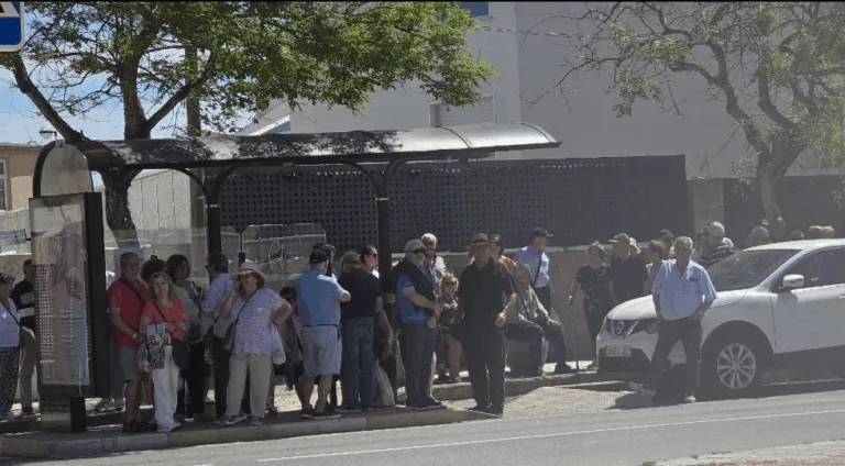 El caos en el transporte público del litoral se repite otro verano ante la inacción del Gobierno regional