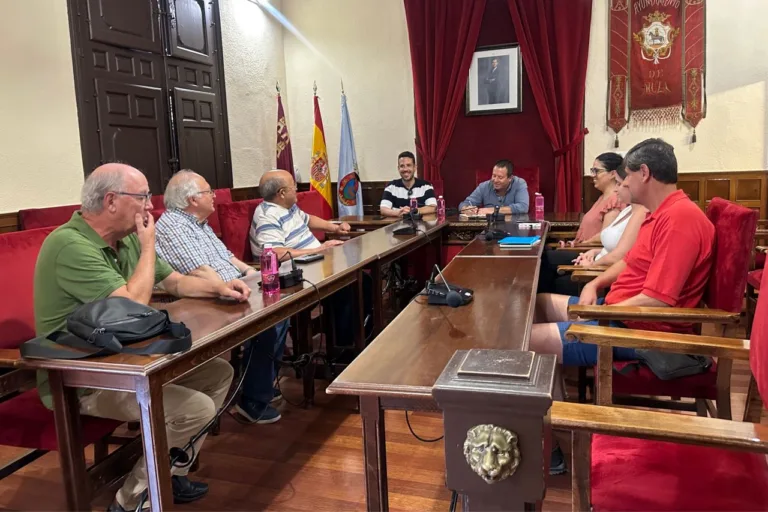 El alcalde de Mula se reúne con la nueva junta directiva de ASAMIC para reforzar la colaboración cultural