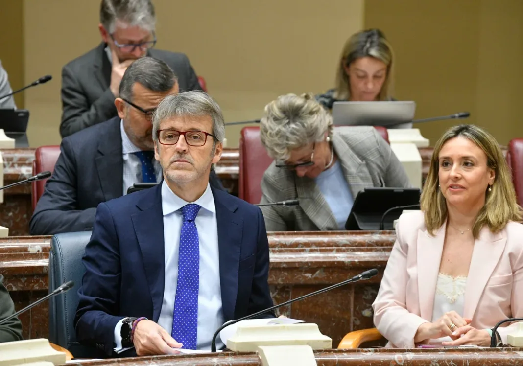 Marín eleva el nivel de la humillación ante Vox y retira competencias a la Consejería de Política Social Marín eleva el nivel de la humillación ante Vox y retira competencias a la Consejería de Política Social