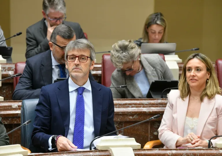 Marín eleva el nivel de la humillación ante Vox y retira competencias a la Consejería de Política Social