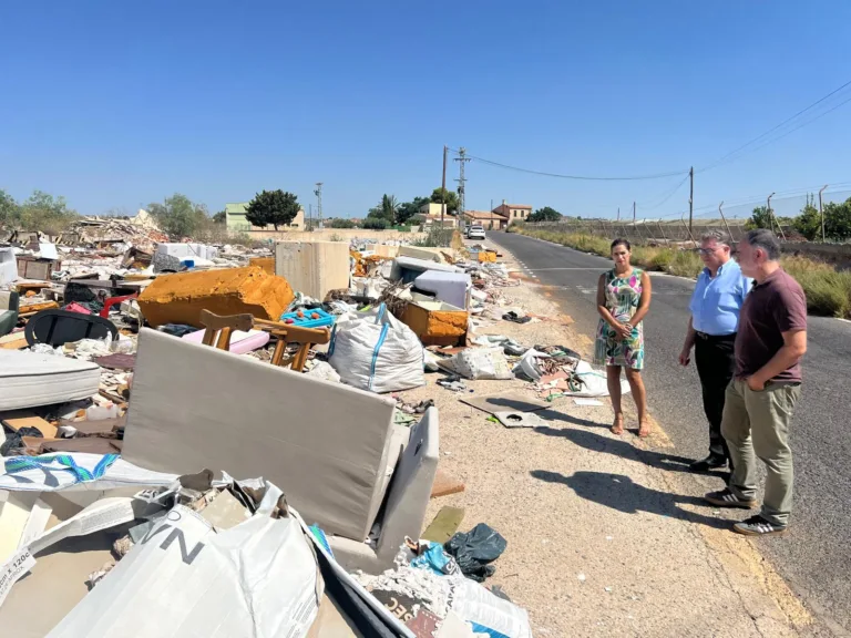 El PSOE exige la limpieza urgente de una escombrera ilegal en Cabezo de Torres
