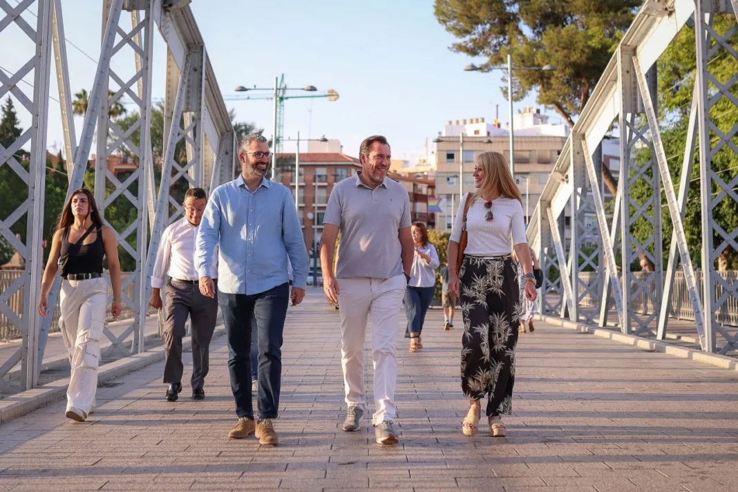 Lucas acusa al PP de bloquear las infraestructuras mientras el Gobierno de España invierte 750.000 € diarios en la Región Lucas acusa al PP de bloquear las infraestructuras mientras el Gobierno de España invierte 750.000 € diarios en la Región