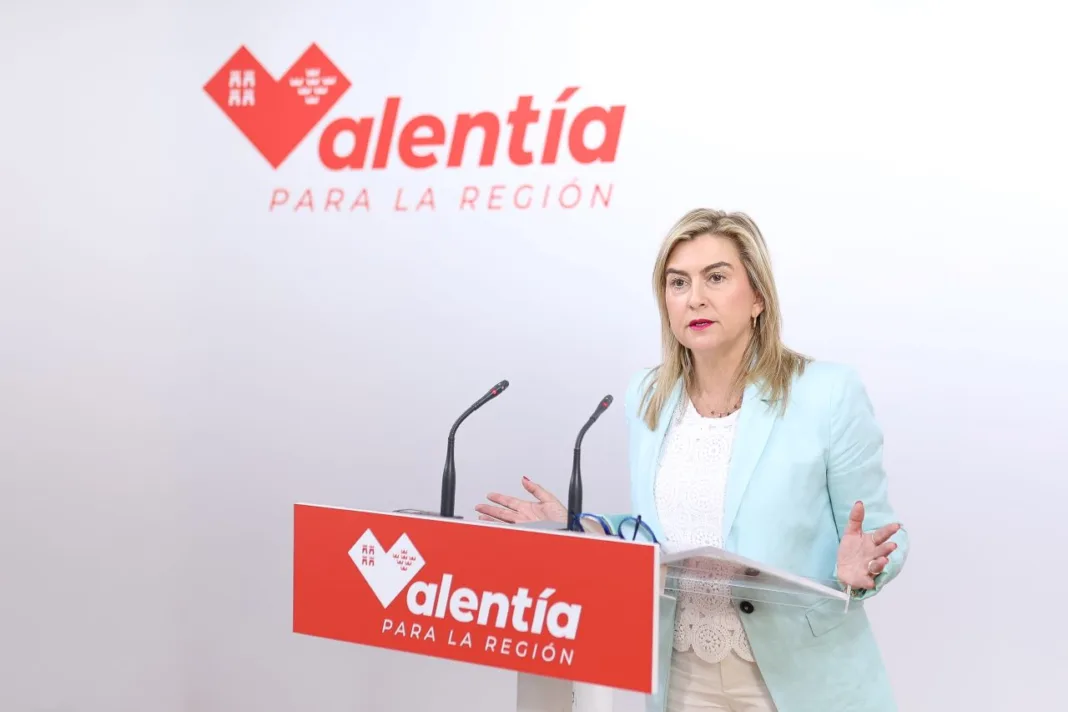 Carmina Fernández acusa a López Miras de arrodillarse ante Vox y renunciar a proteger a menores migrantes Carmina Fernández acusa a López Miras de arrodillarse ante Vox y renunciar a proteger a menores migrantes