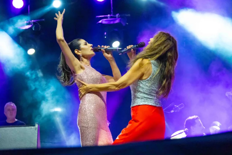 Azúcar Moreno y Adry Gart encienden la Plaza de Los Santos en una noche mágica para Calasparra