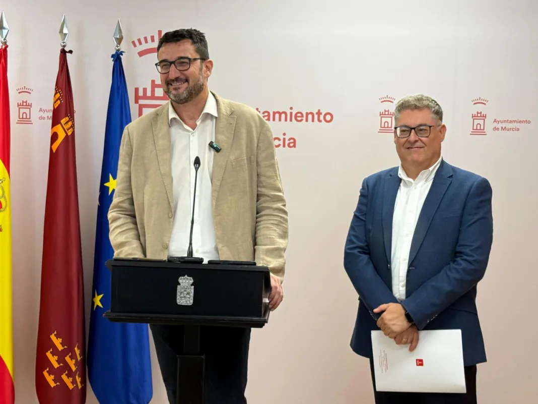 GINÉSRUIZYANDRÉSGUERRERODURANTELARUEDADEPRENSASOBREEL1200 (002) El PSOE denuncia el “despilfarro sin sentido” del aniversario Murcia 1200 y lo califica de “oportunidad perdida”