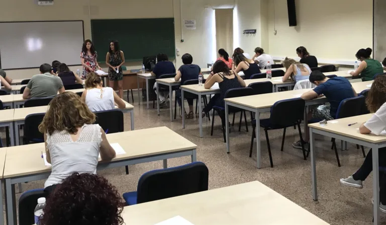 El PSOE exige explicaciones urgentes al consejero de Educación tras el “desastre” de las oposiciones de Secundaria