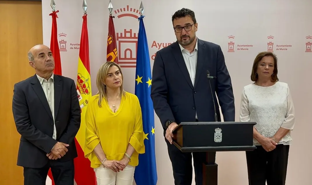 El PSOE denuncia que el pacto PP-Vox sacrifica a menores tutelados y bloquea inversiones clave para Murcia El PSOE denuncia que el pacto PP-Vox sacrifica a menores tutelados y bloquea inversiones clave para Murcia