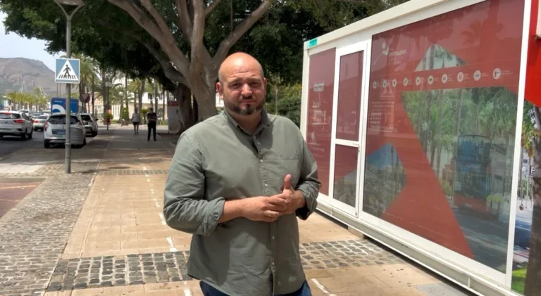 El PSOE denuncia que la oficina de turismo de La Manga está cerrada en plena temporada alta y que la del puerto es un “contenedor de obra”