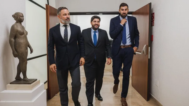 López Miras anula la compra de viviendas para MENAs tras chantaje de Vox