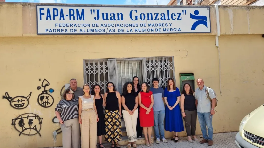 La FAPA-RM se reúne con la ministra Sira Rego para exigir más protección digital, educativa y social para los menores La FAPA-RM se reúne con la ministra Sira Rego para exigir más protección digital, educativa y social para los menores