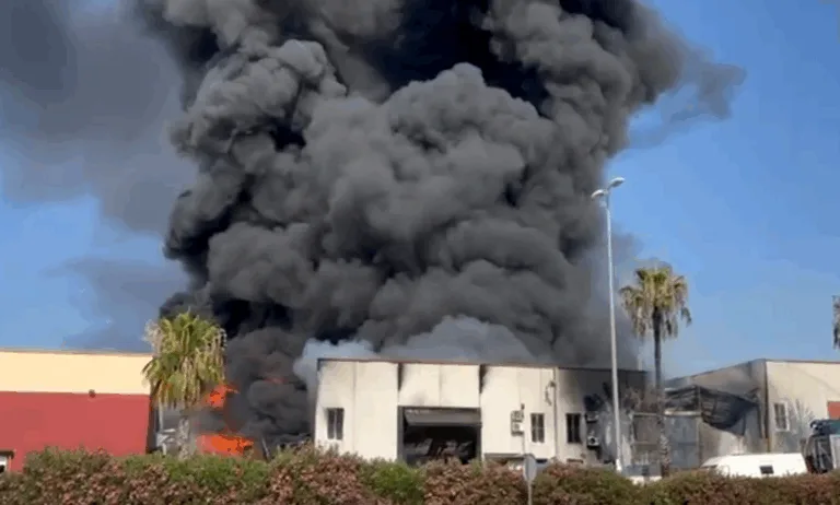 Protección Civil ordena el confinamiento en Fortuna por una nube tóxica tras el incendio en una nave de reciclaje