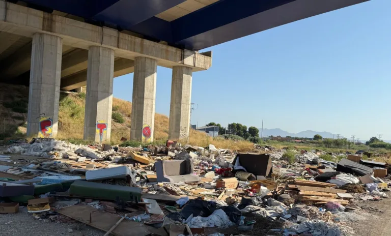 El PSOE exige al PP la limpieza urgente de la escombrera de Beniaján y denuncia el abandono generalizado de la pedanía