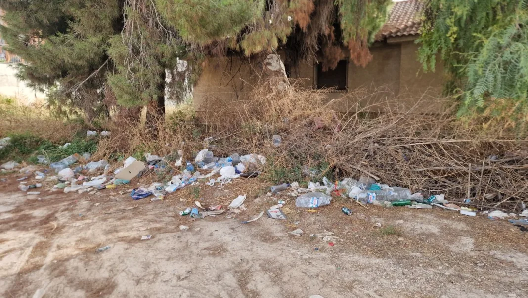 El PSOE denuncia la suciedad de un solar municipal en Apolonia y exige su limpieza inmediata El PSOE denuncia la suciedad de un solar municipal en Apolonia y exige su limpieza inmediata