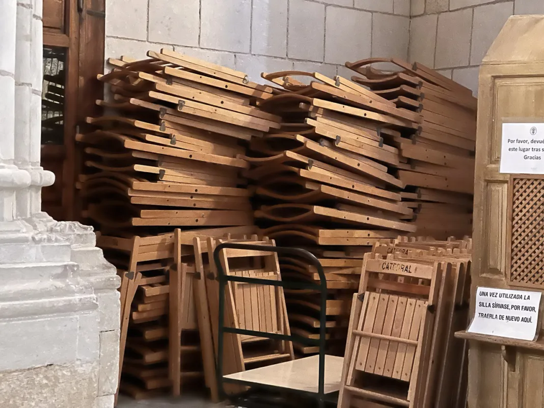 Acumulación de sillas de madera en la Catedral de Murcia - Huermur Huermur denuncia riesgo de incendio en la Catedral de Murcia por almacenar cientos de sillas