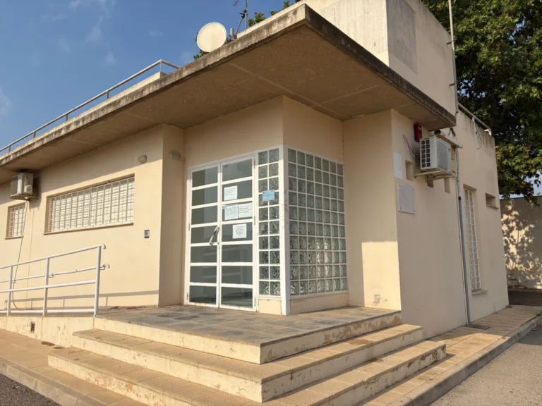 El PSOE denuncia el cierre del consultorio médico de La Campana en verano