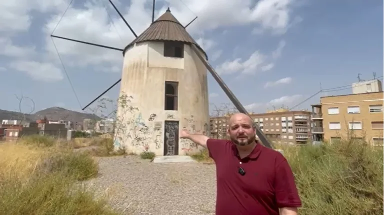 El PSOE denuncia el abandono del molino del Monte Sacro y exige su conservación
