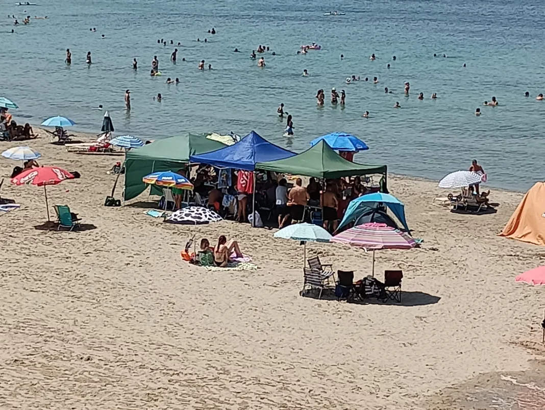 Playa de Levante la gran carpa Contigo Cartagena denuncia el abandono y la falta de control en las playas urbanas y turísticas del municipio