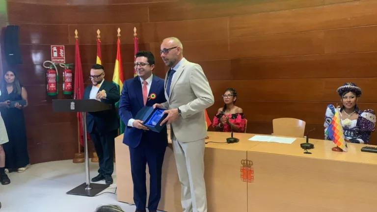 Mofer Solar recibe el reconocimiento del Consulado de Bolivia por su contribución al desarrollo energético y social del país