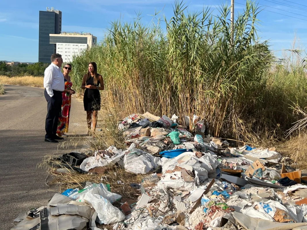 El PSOE reclama limpieza urgente de escombros y cañas en el camino de Churra la Vieja El PSOE reclama limpieza urgente de escombros y cañas en el camino de Churra la Vieja