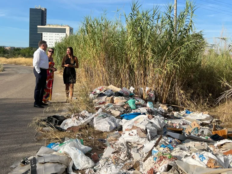 El PSOE reclama limpieza urgente de escombros y cañas en el camino de Churra la Vieja