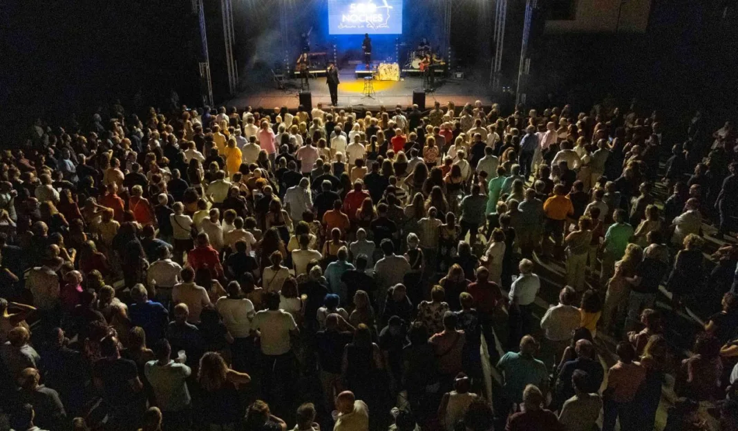 Concierto tributo a Sabina “500 Noches” llena el Cine Rosales en la Feria de Calasparra