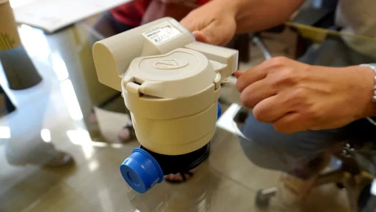 Los Alcázares instalará contadores de agua digitales para proteger a mayores que viven solos