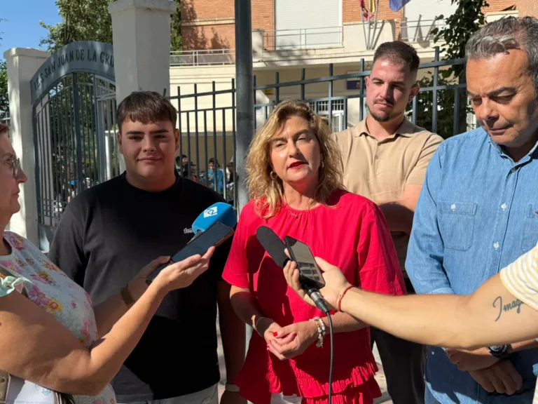 El PSOE acusa a López Miras de permitir más de 30 grados en las aulas